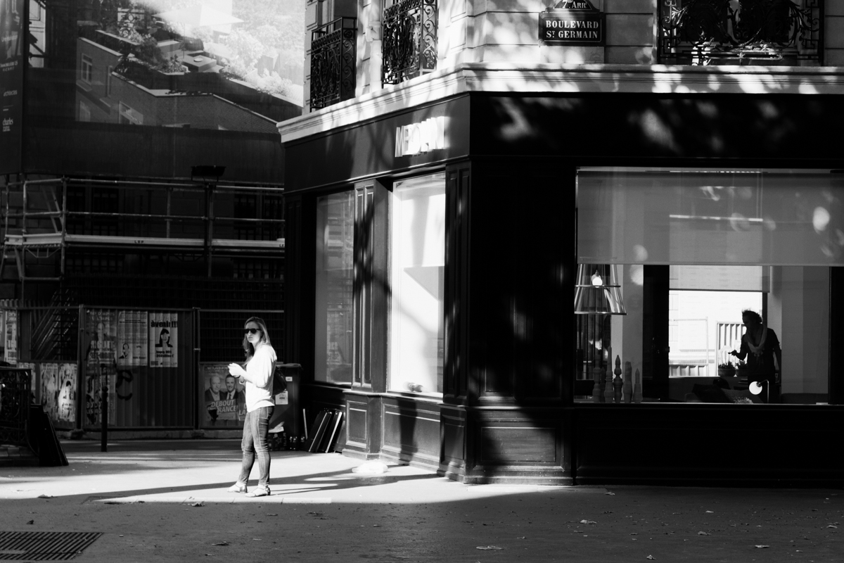 Black and White | Street Photography | Paris | Waiting girl