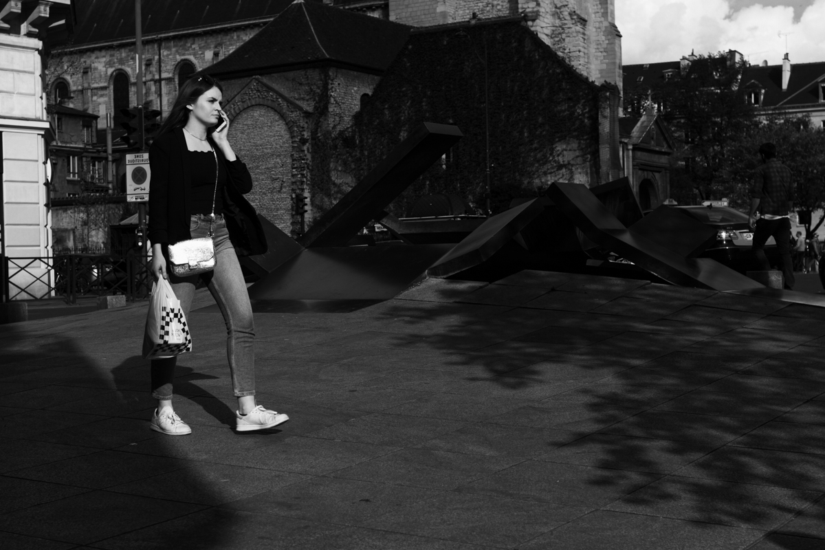 Black and White | Street Photography | Paris | Phoning Girl